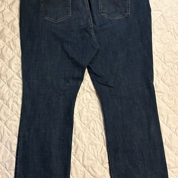 Women’s size 26 plus Levi’s bootcut jeans. Used, good condition. - Picture 4 of 7